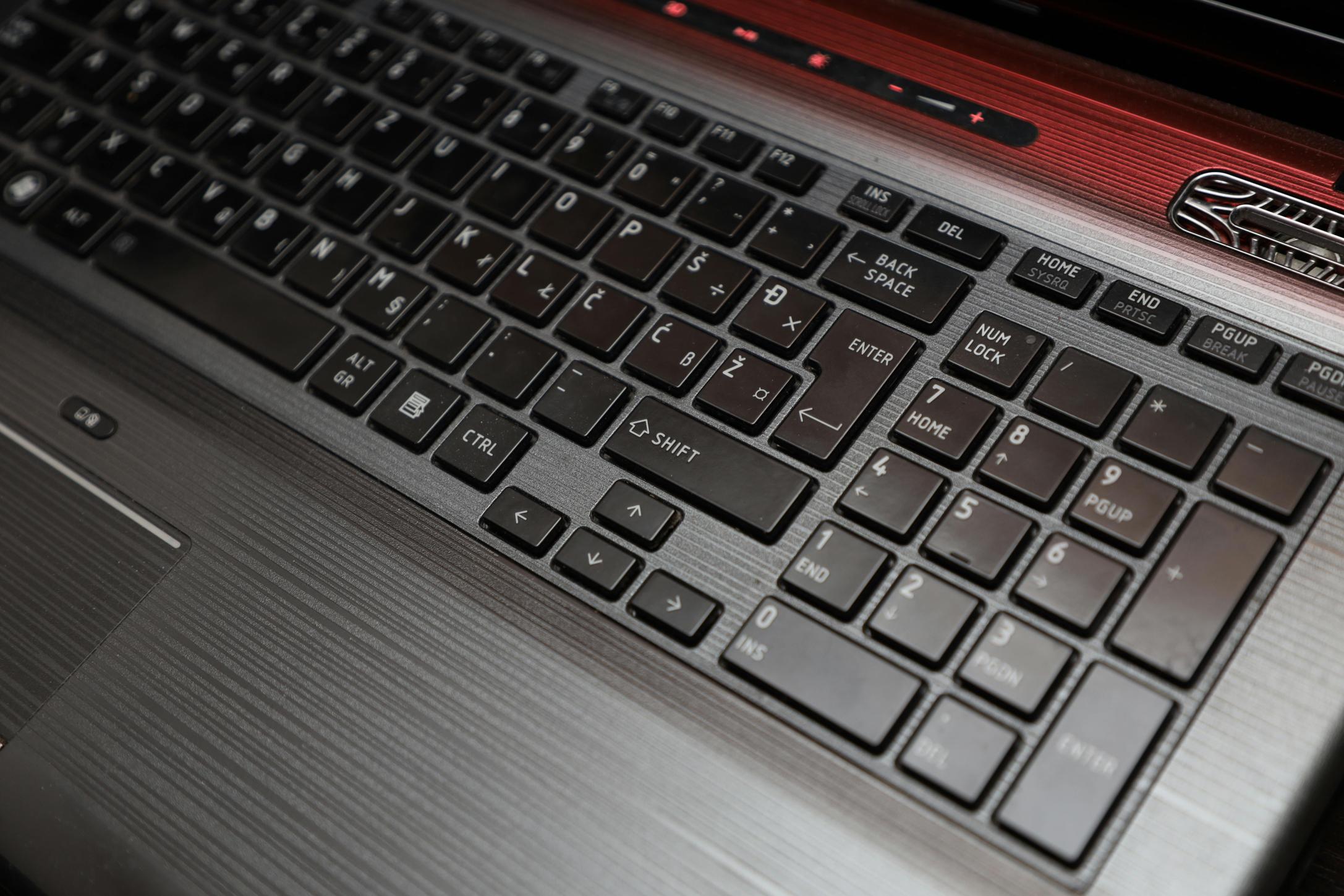 Ersetzen Sie die Tasten des Dell Inspiron Laptops 7506, um die Tastatur sichtbar zu machen.